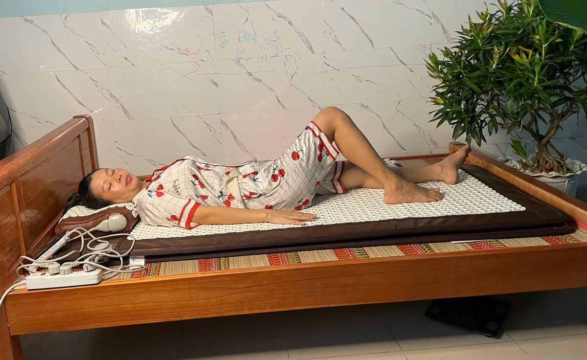 Nằm trên thảm đá nóng bạch ngọc trải trên giường