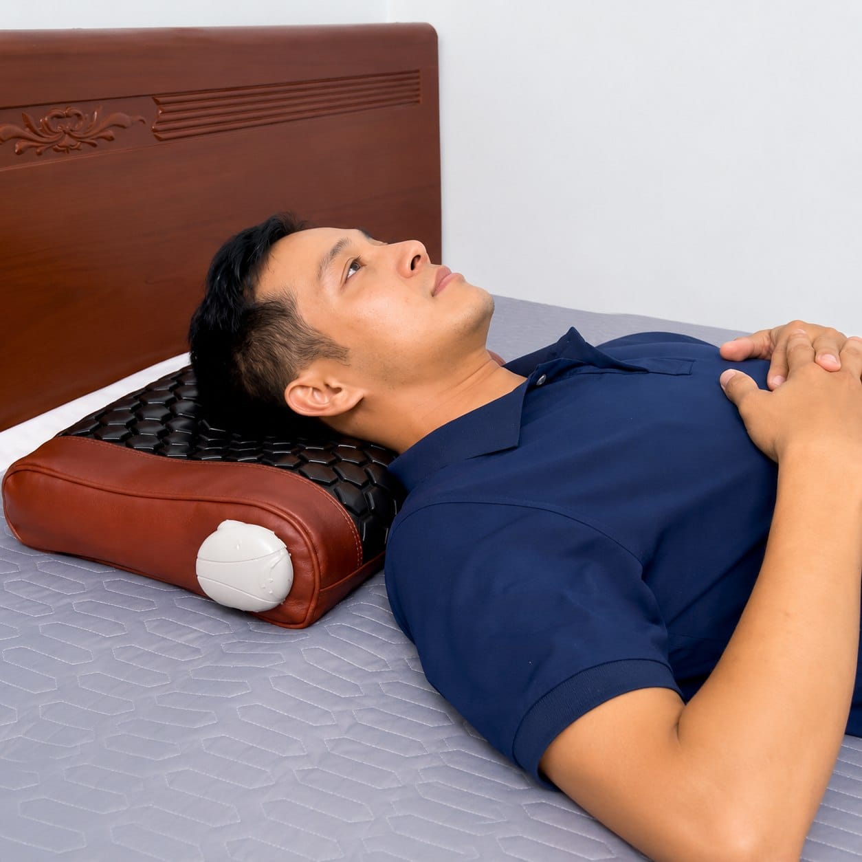 Nằm ngửa chườm ấm vùng cổ gáy trên gối An Khang