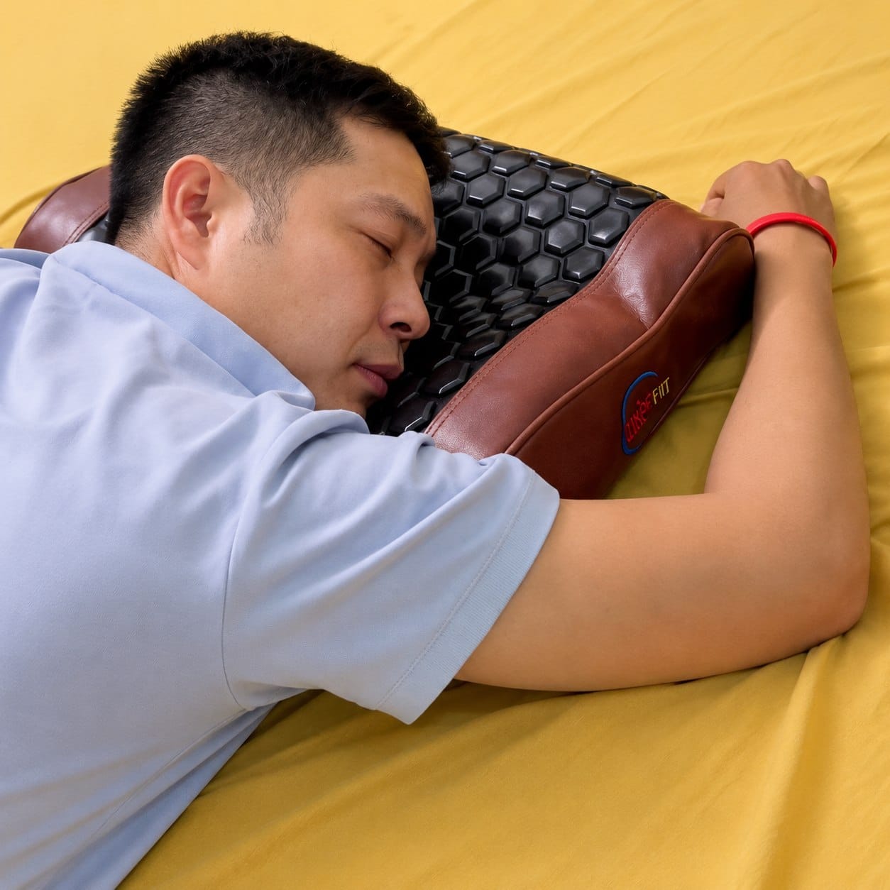 Nằm sấp áp vùng cổ lên mặt đá ấm của gối An Khang