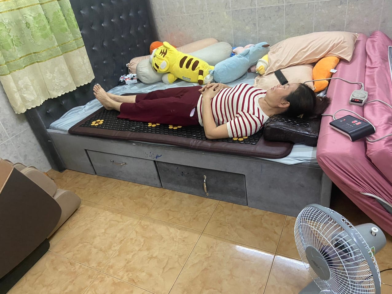 Khách hàng lớn tuổi trải nghiệm đai đá nóng
