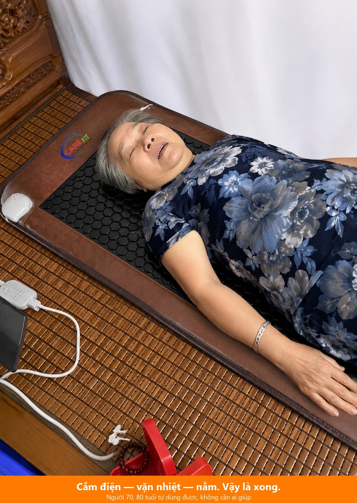 Người lớn tuổi nằm trên nệm đá nóng MP80