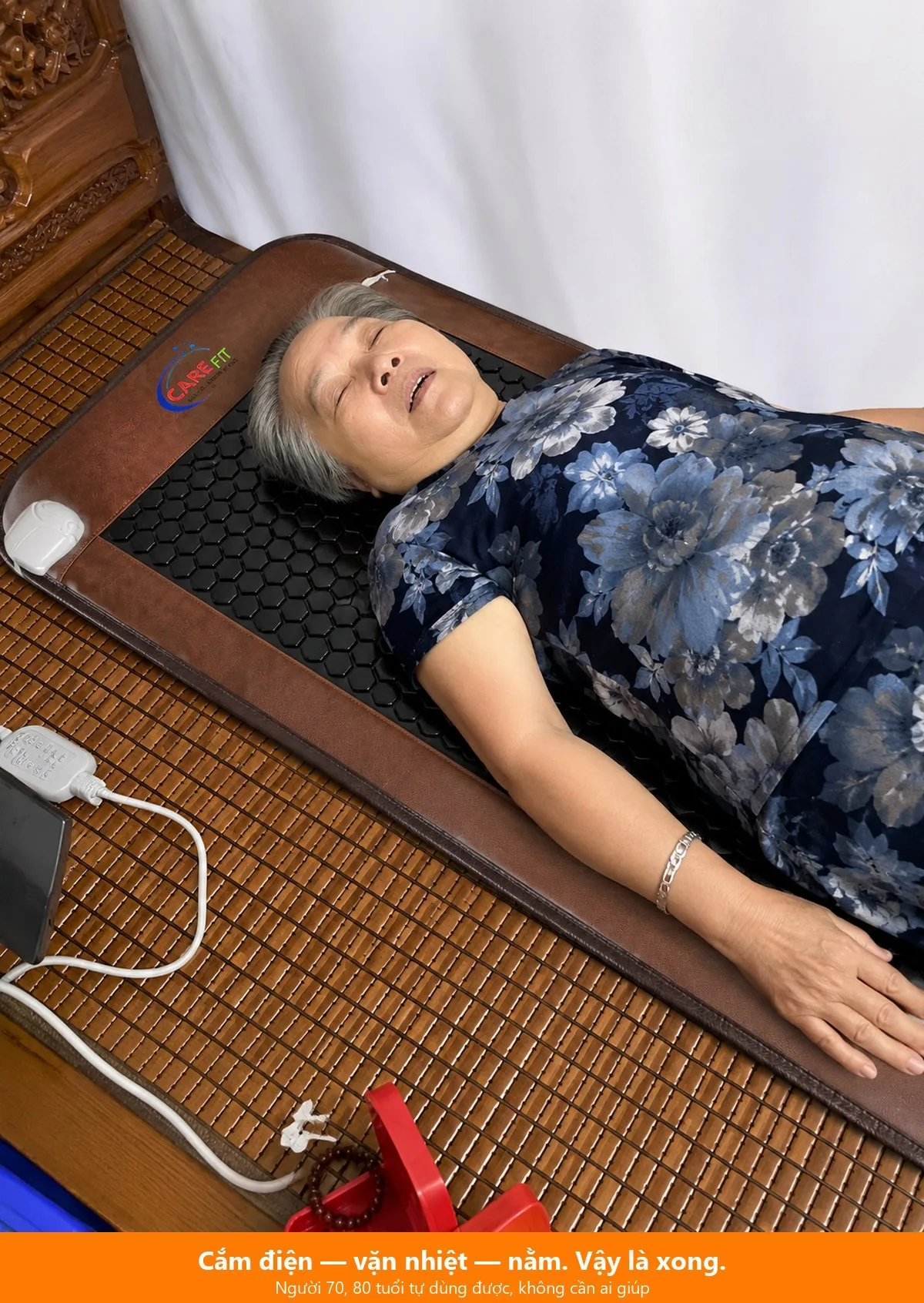 Người lớn tuổi nằm trên nệm đá nóng dưỡng sinh