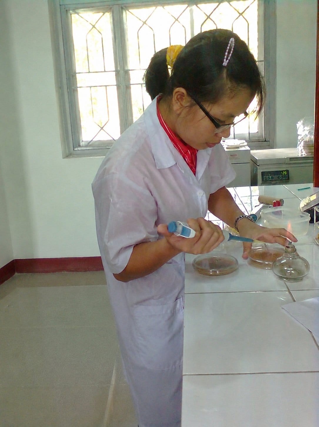 Trương Kiều Như mặc áo blouse thực hành trong phòng thí nghiệm ngành Công nghệ Thực phẩm