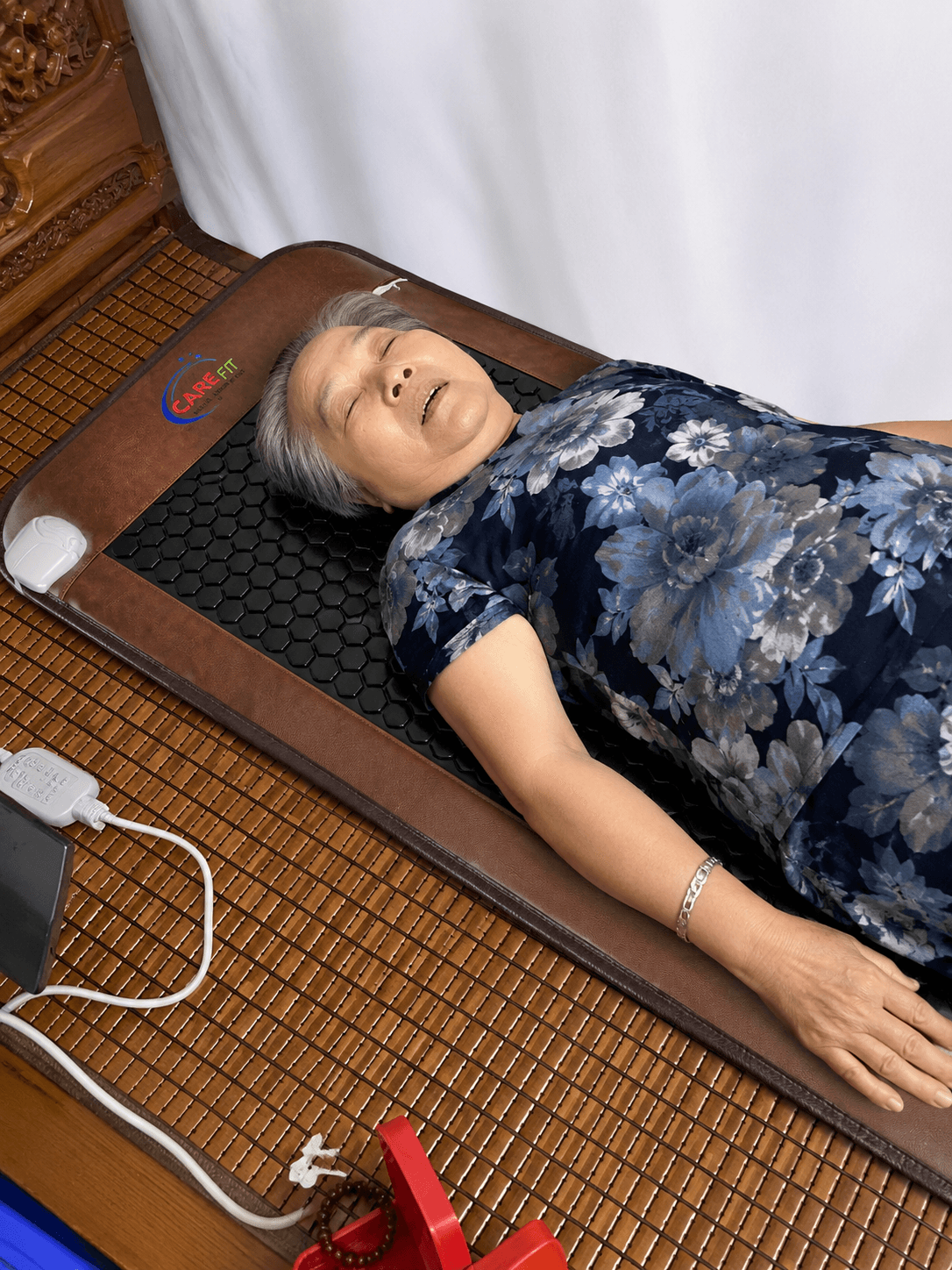 Khách hàng Vikicare áp dụng phương pháp thân nhiệt với thảm đá nóng