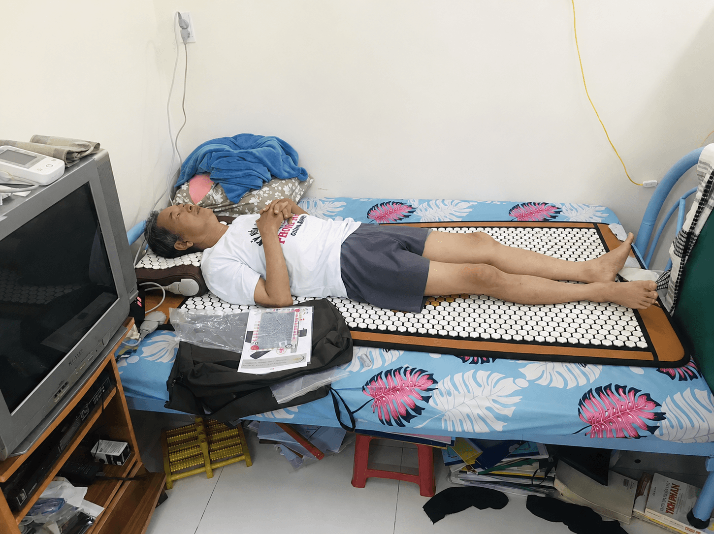 Khách hàng lớn tuổi thư giãn với gối đá nóng giảm đau cổ vai gáy