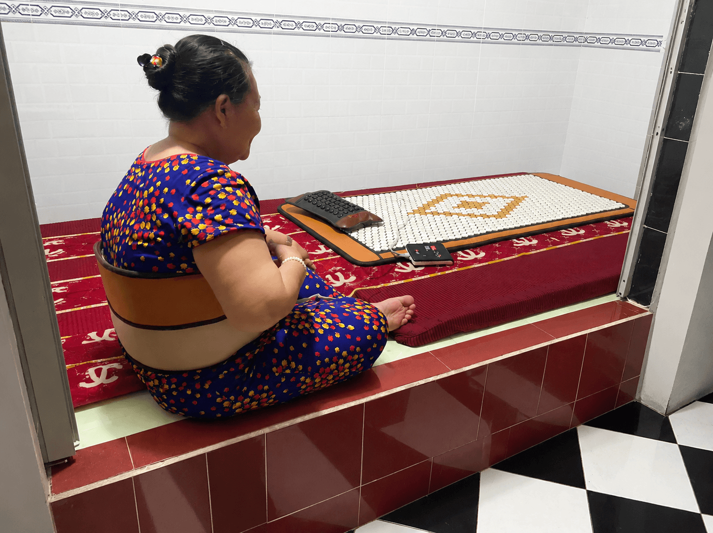 5 Cách Giữ Ấm Cơ Thể Hiệu Quả Cho Người Thể Hàn Khách hàng nữ giữ ấm cơ thể với thảm đá nóng