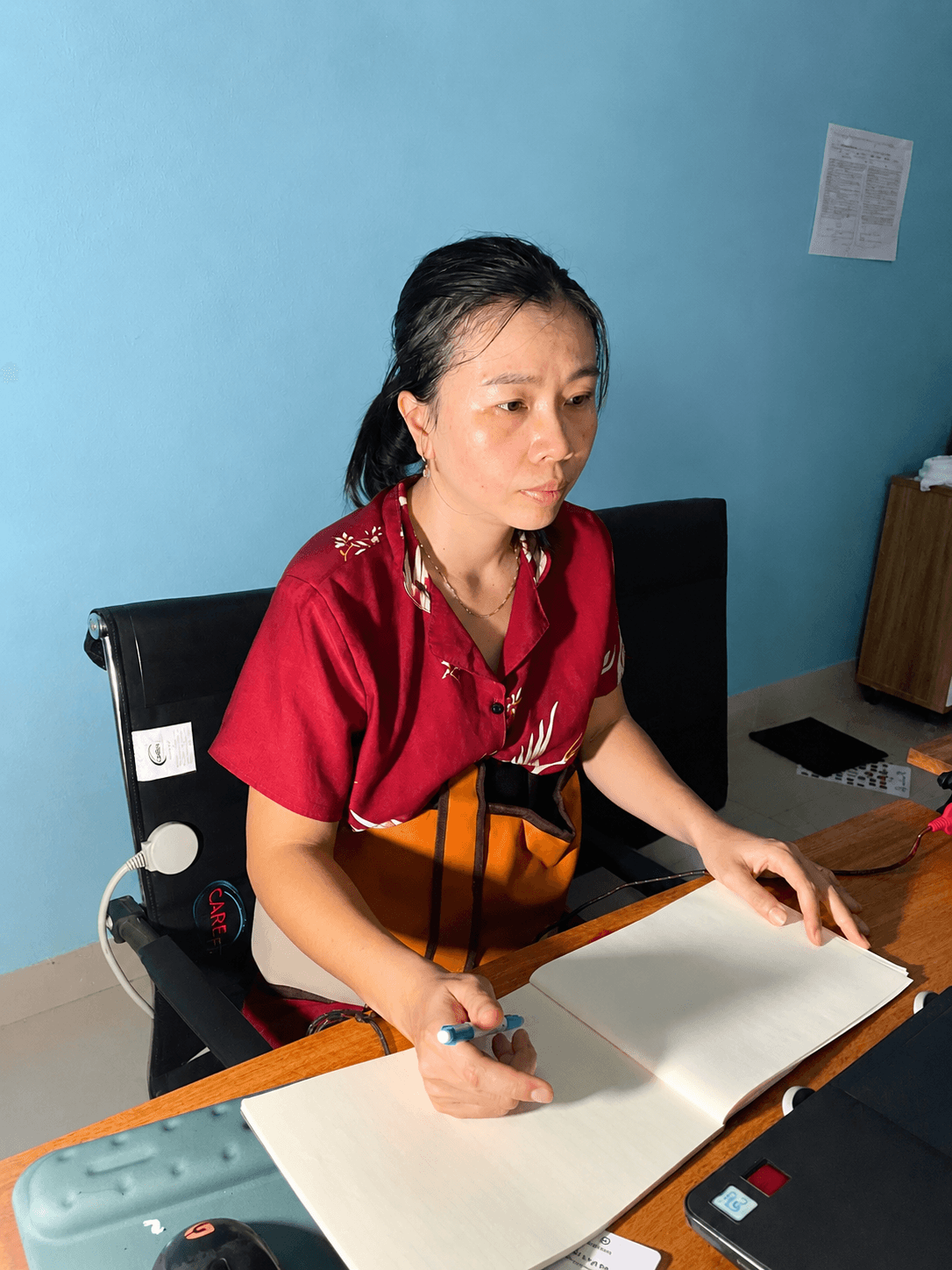 Khách hàng đeo đai đá nóng khi ngồi làm việc