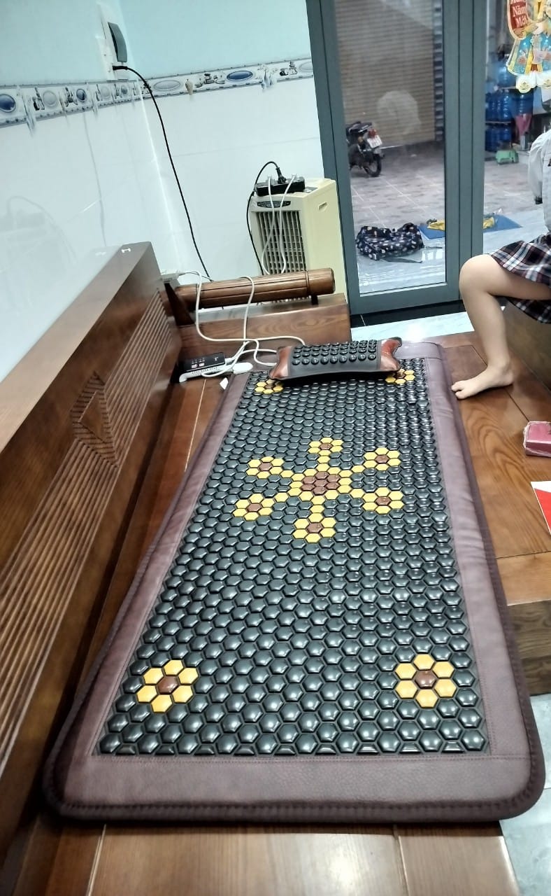 Gối đá nóng hỗ trợ giảm đau mỏi vai gáy