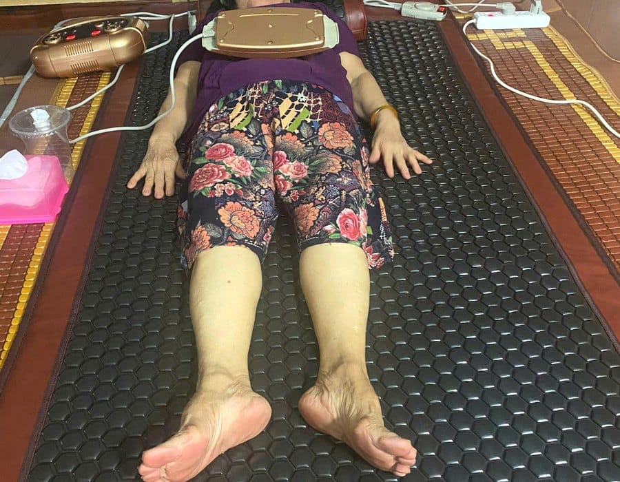 Khách hàng Vikicare dùng sản phẩm tại nhà