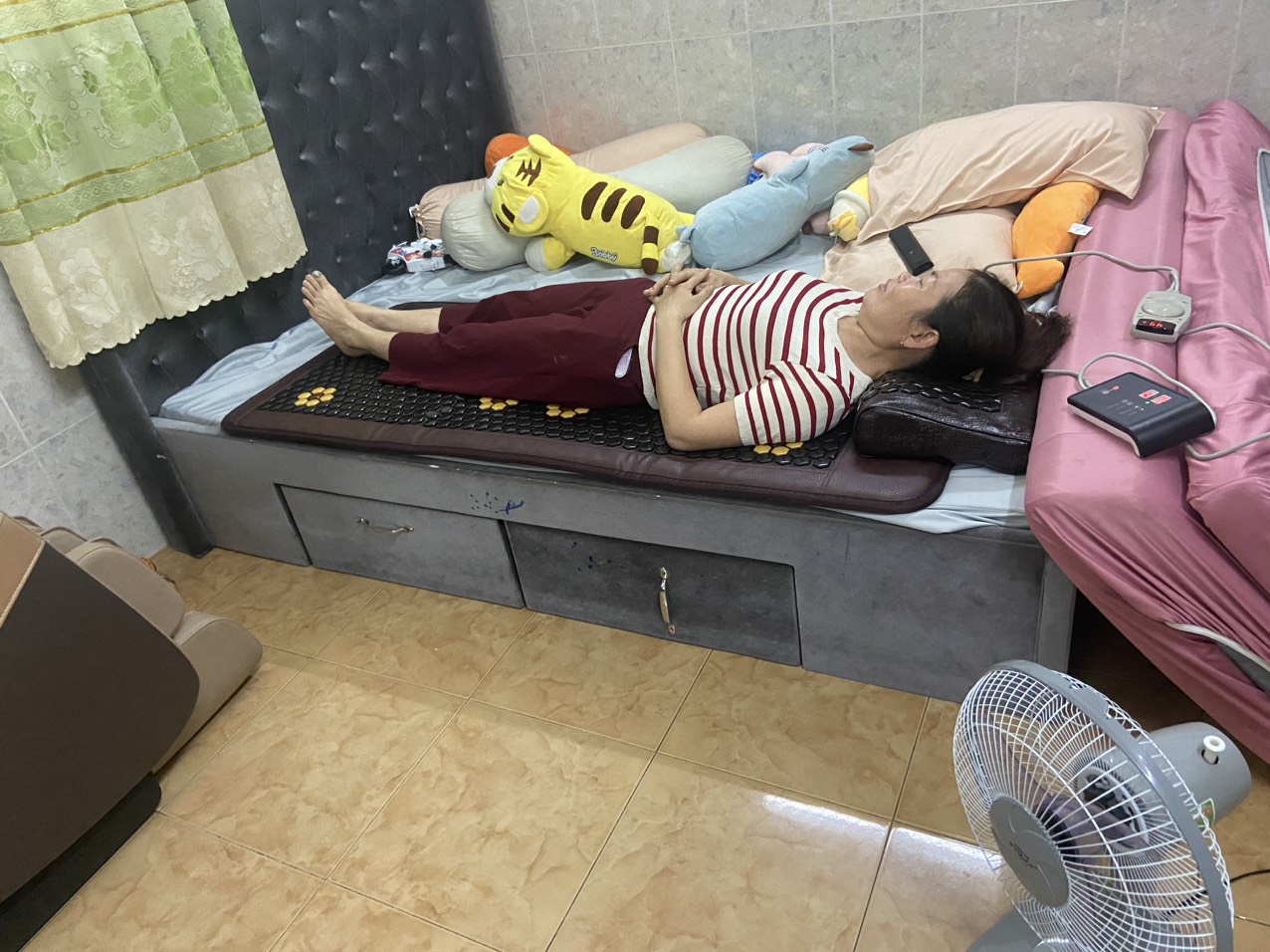 6 Lý Do Bạn Dùng Thảm Đá Nóng Không Hiệu Quả — Cách Khắc Phục Khách hàng nằm thảm đá nóng đúng cách để đạt hiệu quả