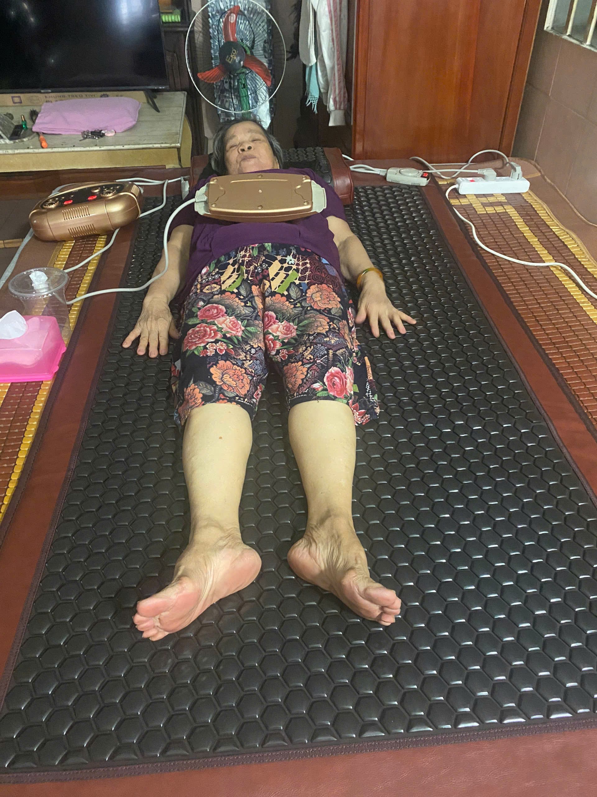 Người lớn tuổi nằm trên thảm đá nóng để giữ ấm